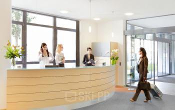 Büro mieten im Business Center an der Leopoldstraße in Schwabing mit geschmackvollem Empfangsbereich